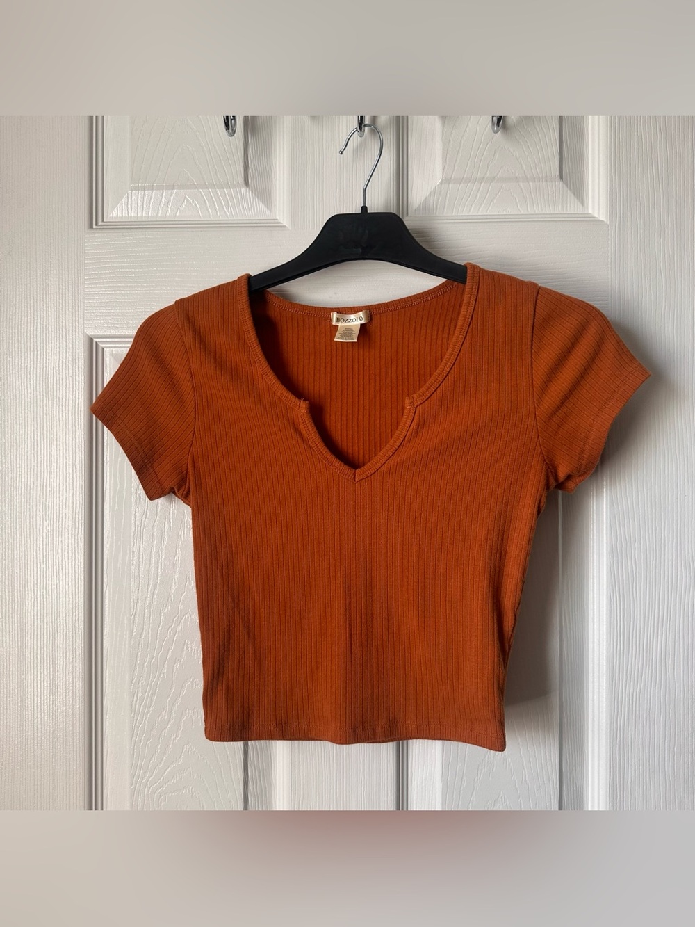 Bozzolo Women's Orange Cropped Tee Ribbed Short Sleeve V-Neck
Size Small